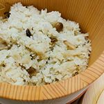 ・北野エースさんのあご入りだし当たったー😄💕まずは簡単に冷凍してあるきのこmix(しめじ、まいたけ、椎茸、えのき)と出汁パック1袋を炊飯器に入れて炊いただけ💡・出汁パックを炊飯器に入れ&hellip;のInstagram画像