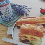 近所のハードパンが美味しいパン屋さんで、バケットサンドを。(勿論子供とシェアしました笑)申し訳程度にプチトマトとオクラのピクルス、そして五行茶なるオリエンタルティーと😂予想以上に飲みやすく、ごくご&hellip;のInstagram画像