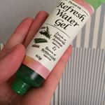 ペロリンリフレッシュウォータージェル使ってみました‼️ローズマリーとレモングラスの癒しの香り。立ち仕事で疲れた脚のケアが簡単にできました。浮腫んでた脚には下から上に！少しでも伸びるし、ベタベタしないか&hellip;のInstagram画像