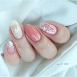 今年は夏ネイルもしないうちに夏が終わりそうです☀️私の住んでいるところは、朝晩がすっかり涼しくなりました🎐久しぶりにピンが塗りたくなって、ちょっと甘めのネイルに&hearts;️反射して見えにくくな&hellip;のInstagram画像