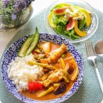 【#いずまにっくすごはん 2018/8/15】忙しい日に最適！⠀20分で簡単に作れる夏野菜いっぱいカレー🍛⠀ハーブ岩塩と胡椒をふった鶏肉、直ぐ火の通る夏野菜を炒め、五島の鯛で出汁をとった &hellip;のInstagram画像