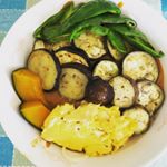 鯛の出し入りの#レトルトカレー を使って、夏野菜スープカレーうどん作ったよ！野菜をオリーブオイルで素焼きにして、ついでにオムレツも乗っけてみた。お出汁で少しカレーを割ったらフルーティで食べやす&hellip;のInstagram画像