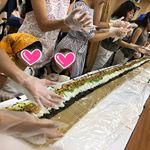 【6mロング海苔巻き⭐️ワークショップ参加】.東京日本橋に本店を構える山本海苔店の、ロング海苔巻きワークショップに参加して来ました😊.息子を連れて参加。夏休みなので、親子ばかりだと思っ&hellip;のInstagram画像
