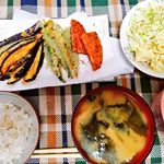 本日の晩御飯！・ナスとオクラの天ぷら・キャベツとマカロニポテトサラダ#ごはん #ごはん記録 #クッキングラム #晩ごはん #食べスタグラム #たべすたぐらむ #天ぷら #ポテトサラダ &hellip;のInstagram画像