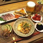 ⁑＊＊＊よるごはん＊＊＊*＊はまちの刺身＊焼き鳥(鶏もも塩)＊なめろう＊野菜とキムチの炒め物＊ふぞろいイチゴ(紅ほっぺ)**今日は&yen;298でハマチが１本買えたの&hellip;のInstagram画像