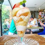 #桃パフェ#もも#ジューシー#溢れる果汁#美味しかった#息子もパクパク#口を開けて待ってる#外食の方がよく食べる#最近なんでも食べさせてしまっとる#舌が肥えたらどないしよ #フルーツパーラー#浜松#浜&hellip;のInstagram画像