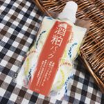 自宅で簡単に酒粕パックが楽しめるなんて嬉しい🎶 ほんのり酒粕の香りがして、粘度あるのでパック中たれることがなくしっかりと肌に密着してくれました。洗い流した後、毛穴が目立たなくなり肌がワントーン明るくな&hellip;のInstagram画像