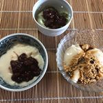 マルサンアイの調製豆乳で簡単デザートを作ってみた。ゼラチンでゆるく固めて黒糖きなこをかけたもの、ゆで小豆をかけたもの、抹茶と少しの砂糖を入れゼラチンで固めたものにはゆで小豆をかけた。#マルサン&hellip;のInstagram画像