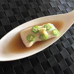 マルサンの調製豆乳で滝川豆腐を作った。水200ccを沸かし粉寒天4gを煮溶かし豆乳300cc入れ冷やし固める。寒天突きで突いてオクラとおろし生姜をのせ、めんつゆをかける#マルサン#マルサンアイ&hellip;のInstagram画像