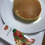 今日の朝ごはんにホットケーキとデルモンテ  ハコサラダ💓..野菜ジュースとは思えないオシャレなパッケージ。. 野菜ジュースだけどしっかり果実も入ってるから飲みやすいです。爽やかな後味。&hellip;のInstagram画像