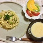 今日の🍝ヘルシーランチ😊アボカド🥑とツナの和風パスタ💗コーンスープ💗サラダ🥗💗ハコサラダ🍹生で食べれるカボチャをいただいたのでスライスしてサラダに🥗甘くてコリコリ食感でおいしかった🎃トマト&hellip;のInstagram画像