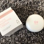 話題のG9ウユクリーム🐄💓肌を白く魅せれるアイテムです😐💜_とろとろ塗ってるとムラが気になるので私はささっと塗り広げて使ってます😝2トーンほど白くなり、白くなりすぎず綺麗に馴染んでくれ&hellip;のInstagram画像