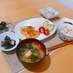 今日の夜ご飯☆もち麦ごはん☆じゃがいもとわかめのお味噌汁☆カジキのチーズパン粉焼き☆さといもの鶏そぼろあんかけ☆なすの揚げ浸し☆ぶどう・さといもの鶏そぼろあんかけには#&hellip;のInstagram画像