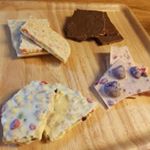 メリーチョコレートさんの割れチョコが大変なことになってますー(≧&nabla;≦)💕めっっちゃおいしい😍🎶四種類食べ比べパーティ💕手前のはホワイトチョコにグラノーラ右下のはホワイトチョコに&hellip;のInstagram画像