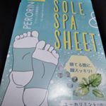 足裏シート？のペロリン！貼ると足裏がスッキリするやつ。貼りやすいんだけど、貼ったら猫が寄ってきて困りました😅#フットケア #足裏デトックス #ペロリン #perorinのInstagram画像