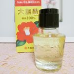 椿油と言えば大島椿一択❣️ふと思い返せば小学生くらいから親が使っていたのをこっそりご拝借して使っていた記憶が、、、🤔.量の加減が難しいけど、ちょっとした寝癖に馴染ませてブローすると時短にも&hellip;のInstagram画像