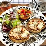 2018.9.22■#朝ごはん*ピリ辛ツナとカマンベールチーズのオープンサンド(低糖質イングリッシュマフィン使用)*ラタトゥイユ*レタス､紫キャベツ､アーリーレッド､ローストアマニ粒&hellip;のInstagram画像