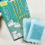 今日はたくさん歩いたので、これで疲れとむくみをデトックス😋❤️ 寝てる間に足裏に貼るだけー！成分：蒸留木酢液・ヨモギ・ドクダミ・ユーカリ・ミント#フットケア #足裏デトックス #ペロリ&hellip;のInstagram画像