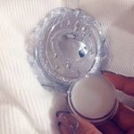 .叶恭子さんがプロデュースした練り香水💓.蓋をあけると大人の女性が付けてそうな、薔薇🌹のいい香りが広がります😆.パッケージも凄く可愛くて、アルコールフリーなので肌に優しく&hellip;のInstagram画像