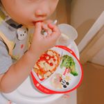 先日の一枚。オムライスのケチャップでアンパンマンを書いたのに、気づいてもらえませんでした 笑この日のチキンライスはケチャップではなく、ハコサラダとちょっとのソース。いろんな野菜が入っているから旨み&hellip;のInstagram画像