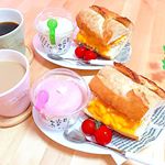 ＊2018.9.25#朝ごパン◡̈*.#ツナチェダーチーズサンド#トマト🍅#ふやきおーれ.ツナチェダーチーズ サンドは大学生の頃ドトールでバイトしてたときにお気に入&hellip;のInstagram画像