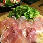 家族でイタリアンキッチンVANSANへ。スパークリングワインの写真がないのはなぜ？まだ酔っ払いでは無いはずだが。こちらのお店の売りは、石窯で焼き上げるピザと、生パスタ。お肉は塊を焼くとのこ&hellip;のInstagram画像