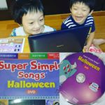 Super Simple Songs Halloween DVDを観て楽しいハロウィンがやってくる♪兄弟仲よくハロウィンのDVDを楽しみました★分かりやすく、テンポのよいフレー&hellip;のInstagram画像