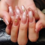 ..やっとねいる行けた～💅*ちょっと色落ちつこうと思ってベージュ系にしたんだけどパールベージュくっそどたいぷ過ぎて次もヘビロテしそう🤤💗.親指の太陽のマークが可愛い&hellip;のInstagram画像