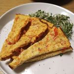 先日のおつまみ。玉子焼きフライパンを使ってオープンオムレツ。パプリカととけるチーズとプチトマト。ケチャップとマヨネーズ、塩コショウで適当に作ったけど意外とおいしかった。食べるときち&hellip;のInstagram画像