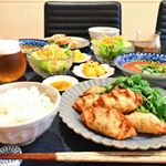 今日の#夜ごはん はパクチーたっぷり#揚げ餃子 でした（✳︎簡単レシピを書きます）・パクチーはいつも近くのスーパで比較的高めなのですがどっさり入って98円でお買い得でした・パクチー&hellip;のInstagram画像