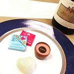 数年前夫から誕生日にプレゼントしてもらった#ウエッジウッド のケーキ皿。少しずつ買いそろえています。ブルーが鮮やか。1枚でテーブルの主役になれる存在感が気に入っています。#MYルノ&hellip;のInstagram画像