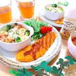 ＊.いつかのごはん◡̈*.最近更新できずに寝てしまいます😪💤 .全国の皆さんごめんなさい🙇&zwj;♀️&larr;..#パスタソースでドリア#揚げるだけのカツ#水菜の山 #トマ&hellip;のInstagram画像