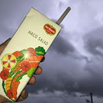 .今日の夕方。台風の空とハコサラダ💨💨💨.ハコサラダで栄養補給&hearts;️そのまま飲んでも美味しいけどお料理に使ったりもしてます👍.1本に1日分の野菜が入ってるので、野菜が&hellip;のInstagram画像