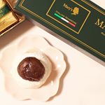 .大好きなマロングラッセが中にどーん上にもどーんと乗っけたマロン大福😊💕..メリーチョコレート様から頂いたマロングラッセが大活躍♪大粒な栗のゴロっとした食感上品な甘さが&hellip;のInstagram画像