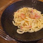 ⁂台風でどこにも行けない今日は、まったりおうちランチ🍴✨#ピエトロ さんからモニターでいただいた、#おうちパスタ のカルボナーラ味でカルボうどんを作りました✨うちの子はパスタよりうどんを好&hellip;のInstagram画像