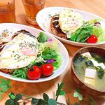 ＊2018.10.1夜ごはん◡̈*.昨日はただ肉を丸めてその上に焼いた卵を乗せただけでした。.#ロコモコ丼 #豆腐とわかめの味噌汁..ハンバーグは野菜ジュースを&hellip;のInstagram画像