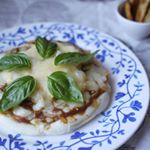 息子の大好きなカレーピザ。昨日は五島の鯛で出汁をとったなんにでもあうカレーをつかって作ってみました。レンチンしてしんなりした玉ねぎとなんにでもあうカレーを混ぜたものをピザ生地にのせ、茹でて&hellip;のInstagram画像