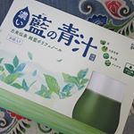 純藍株式会社様の 「濃い藍の青汁」　飲んでみました。 .自社栽培の島根県産のタデ藍、国産有機大麦若葉、京都府産の桑の葉、北海道産のｸﾏｻﾞｻを使用。 . 私はまず、お水でいただきました。&hellip;のInstagram画像