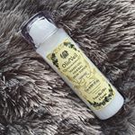 オールインワン化粧水です。@olioveil 様から頂きました。.ナノオイルハーバルスキントナー/2,484円 198ml.化粧水・乳液・美容液・潤いベールの役割💮見た目は乳白&hellip;のInstagram画像