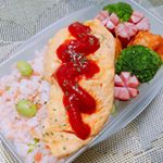 フタがドーム型になっているから、上に盛ってもつぶれない︎☺︎❤︎..お弁当箱の本体に剥離性の高い#ＴＰＸ樹脂 を使用しているから、汚れが付きにくい🙆&zwj;♀️洗いやすい、使いやすい😆💓&hellip;のInstagram画像