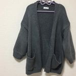 ANDJのゆるいシルエットのニットカーディガン✨＊色はチャコールグレー。ざっくり編んであって厚め。身長163cmでもお尻が隠れます😊アクリル100%で、チクチクしないです♪ ＊&hellip;のInstagram画像