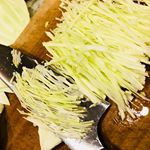 いつもキャベツの千切りは包丁一本で頑張っています。トンカツ屋さんはどんだけすごい大量のキャベツを千切りしてるのかと思っていたらこんなに素晴らしい器具が！！使ってみたい！！実家も毎日キャベツの千切りサラ&hellip;のInstagram画像