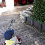 #ブルーダー さまから素敵な消防車をいただきました✨#本そっくり で大人もびっくり！さっそく本物の消防車と比べに(●&acute;&omega;`●)『日本のとは違うね！』と目をキラキラさせてる息&hellip;のInstagram画像