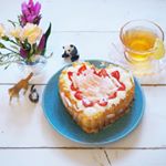 ･･かわいいケーキで、娘たちとおやつタイム☆選んだのは @iiicakejp の「ハートのデリス・フレーズ」です。ふんわり軽い口当たりのムースケーキ。ハートのケーキでとてもかわ&hellip;のInstagram画像