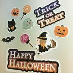 我が家に新しい冷蔵庫が来たよ！娘に貼るのを手伝ってもらって冷蔵庫デコ💕玄関開けると見えるからウキウキするー🎃#ハロウィン #ハロウィン仕様 #ハロウィン🎃 #ハロウィン飾り #ハロウィンイラス&hellip;のInstagram画像