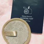***石原商店のクレンジングパフ使ってみました💓*クレンジングクリームなどが不要で水やお湯だけで化粧落としが出来る商品です😳*水で洗えば200回ほど繰り返し使えるのでお財布&hellip;のInstagram画像