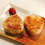 今日の朝ごはん🍙・#かき醤油 で#焼きおにぎり を作りました！・かき醤油を使ったのは初めてだったんだけど、普段のお醤油よりもそのままで味が決まりやすい！・牡蠣のうまみがぎゅっと&hellip;のInstagram画像
