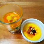 今日は息子とマンゴープリン作り🙌と言っても、混ぜて冷やすだけー😍なんて簡単！！ 写真１枚目の左はドライマンゴーを水で戻したものをのせました✨右は、ナッツ&フルーツをのせたもの😊マンゴープリン、意外&hellip;のInstagram画像