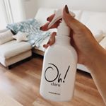 .毎日ここで寝落ちするS🧔🏽.掃除機の後はこちらのスプレーをソファとカーテンに振りかけて終了🙌🏽医療レベルの洗浄・除菌の消臭スプレーだなんて潔癖な私たちには有難い🌿これから&hellip;のInstagram画像