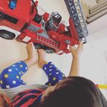 子供へのプレゼントに。最近あげてカナリ好評だったもの。 ..ドイツのブルーダー社から出ている.「はたらくくるまの知育玩具」.▶️MAN消防車🚒 . .本物の16分の1の&hellip;のInstagram画像